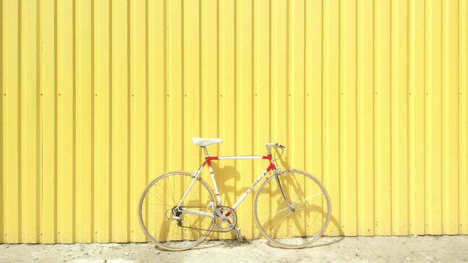 Rennrad vor gelber Wand