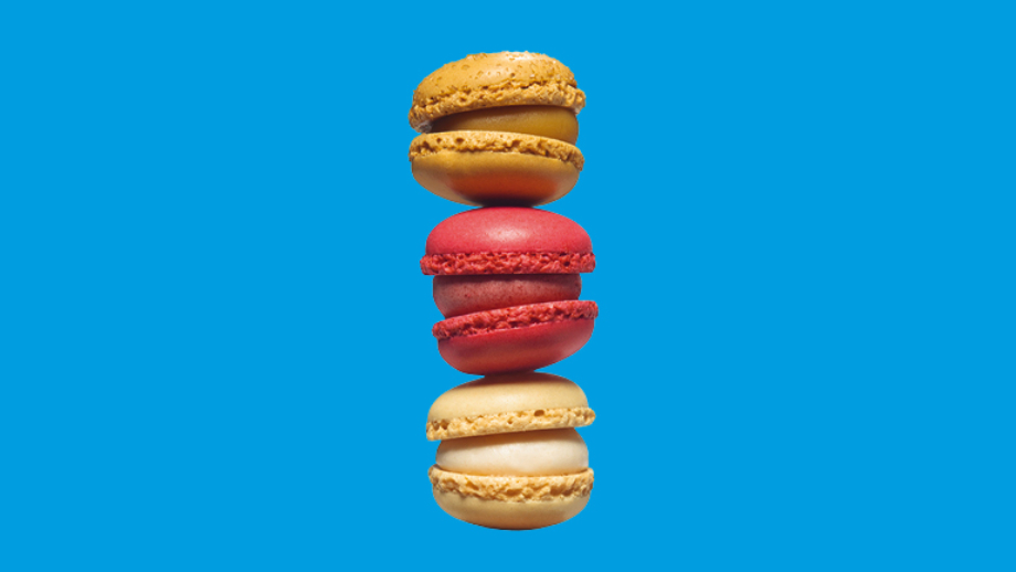 Drei Macarons auf blauem Hintergrund